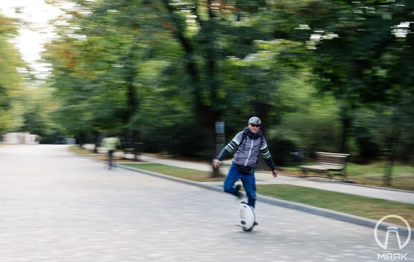 На одной ноге на моноколесе