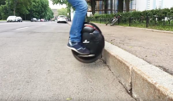 Прыжки на моноколесе на бордюр